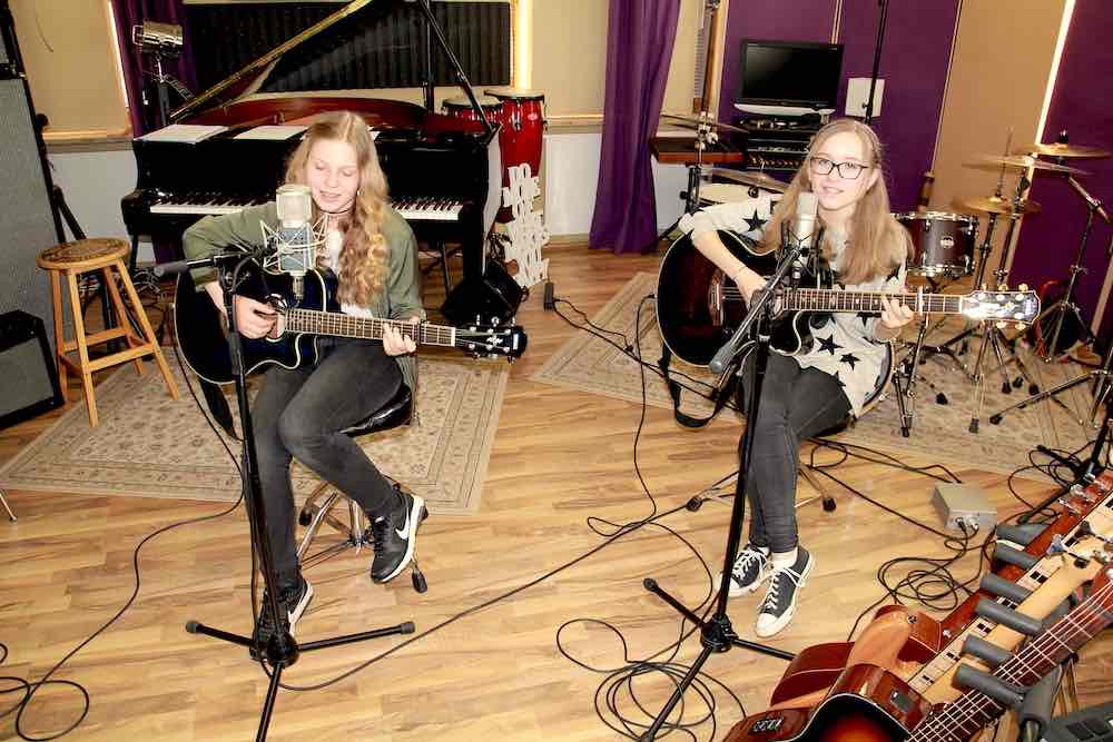 Zwei Schülerinnen beim Gitarrenunterricht — School of Pop, Landkreis Regen